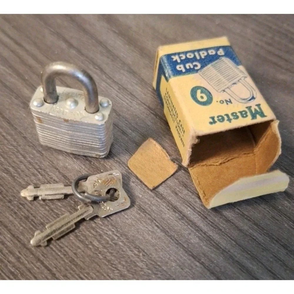 VINTAGE Master No. 9 Tiny Padlock Original Box 2 Keys Lock World's Finest USA